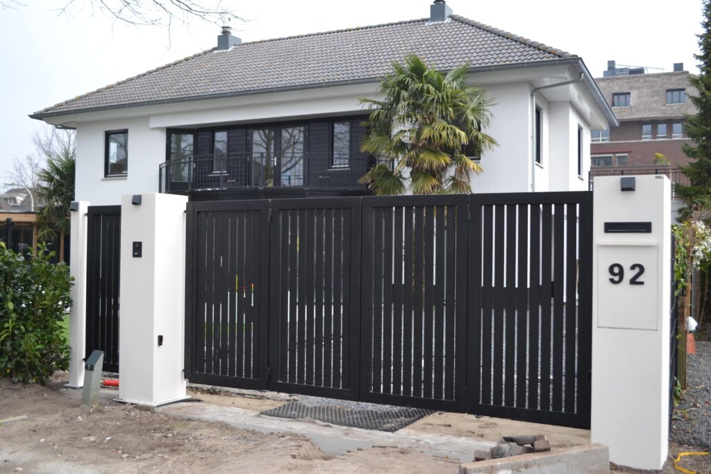 Industrieel hekwerk in combinatie met poort